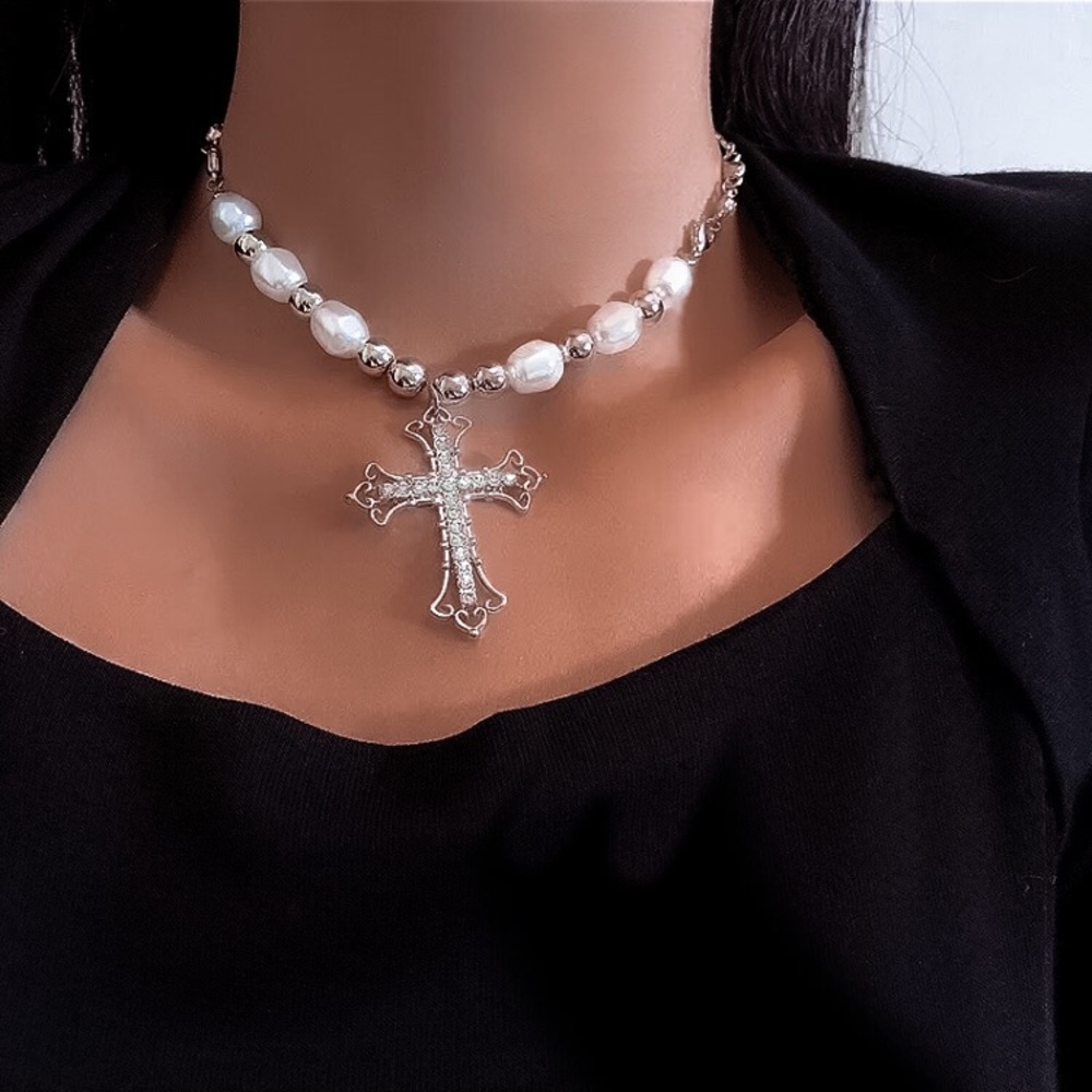 ⚜️𝟯𝟬%𝗢𝗙𝗙 𝗯𝘂𝗻𝗱𝗹𝗲𝘀 𝟯+⚜️ NEW Large Cross Pearl & Rhinestone Necklace - Picture 6 of 13